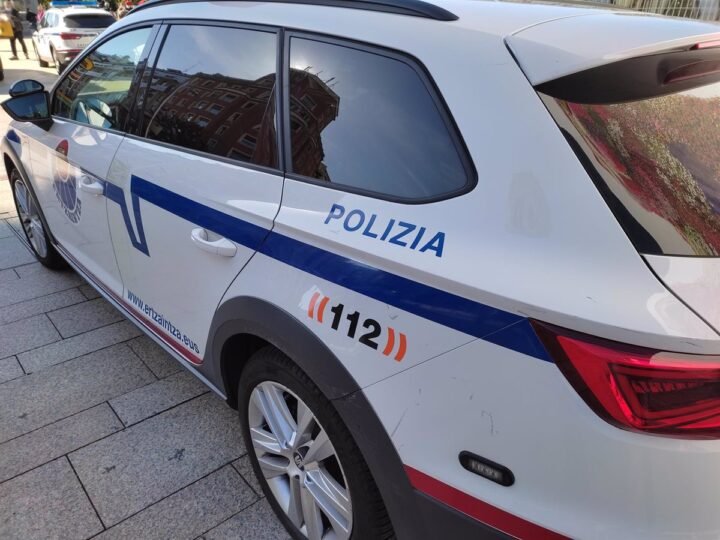 Roba un carrito lleno de artículos y agrede a un empleado en supermercado de Azpeitia