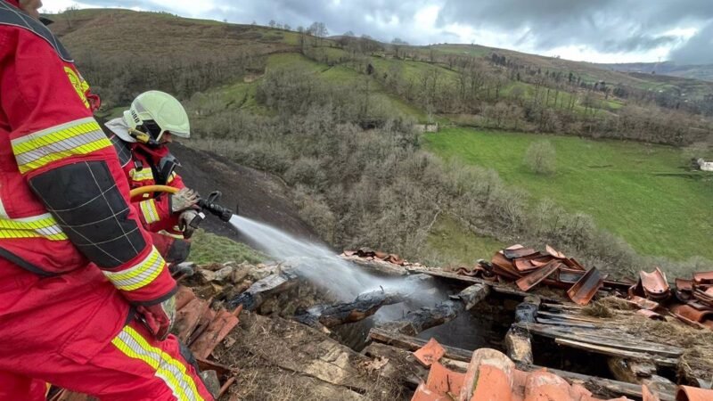 Trágico incendio causa la muerte de bomberos en Pisueña