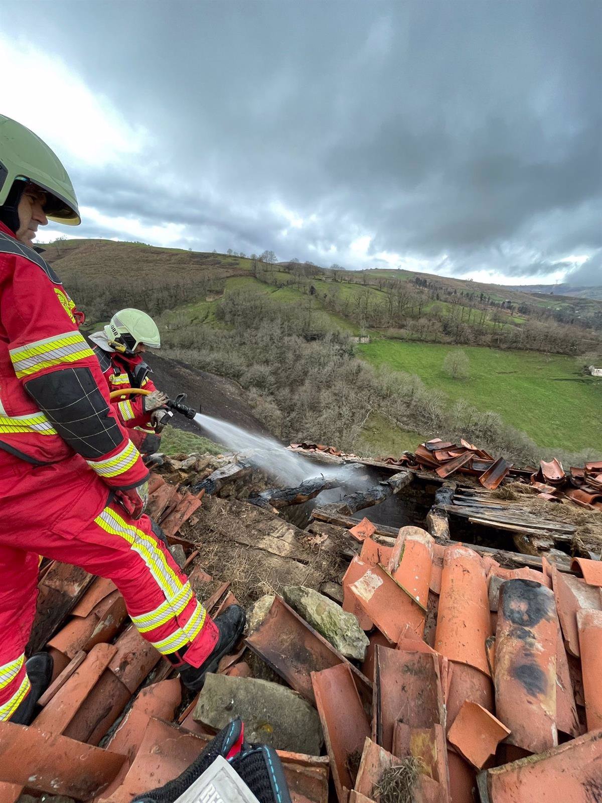 Trágico incendio causa la muerte de bomberos en Pisueña