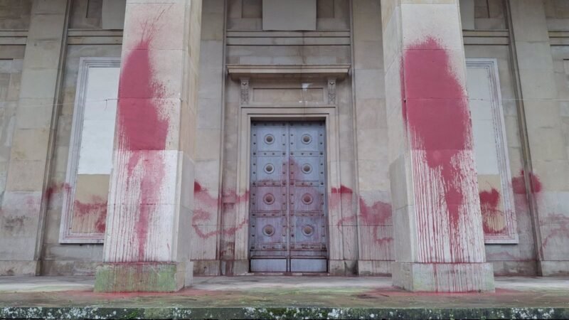 Vandalizan Monumento a los Caídos de Pamplona con pintura roja y mensajes contra su existencia