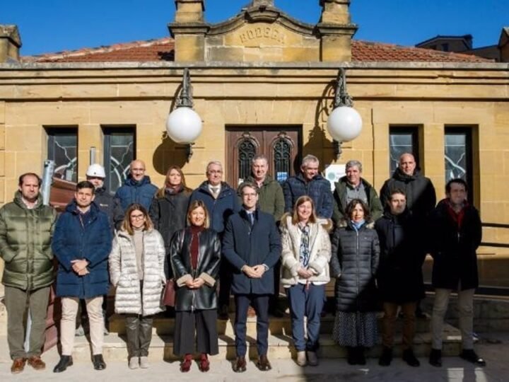 Visita del Capellán al proyecto de reforma de la Estación de Vinos de Haro.