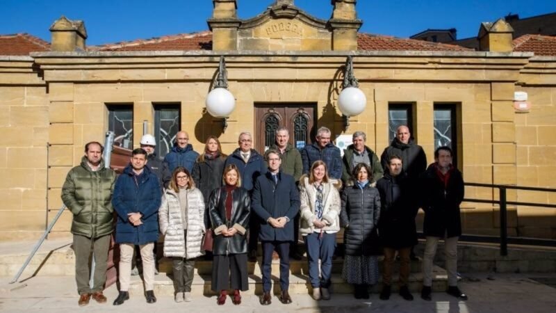 Visita del Capellán al proyecto de reforma de la Estación de Vinos de Haro.