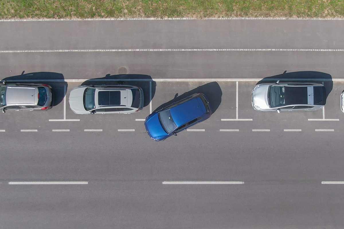 Los conductores de ciertos autos tienen dificultades para estacionar, según estudio.