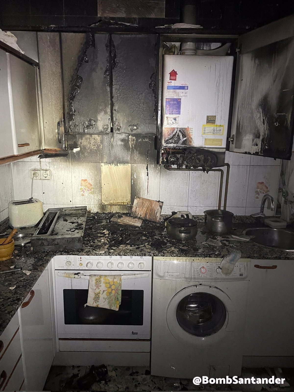 Anciana hospitalizada tras incendio en cocina de piso en Calle Castilla