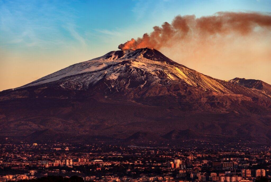 Cierre del sector oriental el 14 de febrero: La situación del aeropuerto de Catania por la erupción del Etna.