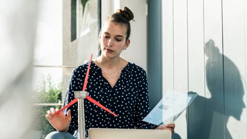 Las ventajas de la energía eólica y su aplicación en el hogar Las ventajas de la energía eólica y su uso en el hogar

La energía eólica es una fuente de energía renovable que tiene numerosas ventajas. En primer lugar, es una fuente de energía limpia que no emite gases de efecto invernadero ni contaminantes atmosféricos, lo que la convierte en una opción sostenible y respetuosa con el medio ambiente. Además, es una energía inagotable, ya que proviene del viento, que es una fuerza natural que siempre estará presente en nuestro planeta.

La implementación de la energía eólica en el hogar también tiene ventajas significativas. Una de ellas es la reducción de la factura de electricidad, ya que al generar tu propia energía a través de un aerogenerador, puedes disminuir tu dependencia de la red eléctrica convencional. Esto también te brinda mayor autonomía y seguridad energética, especialmente en zonas rurales o alejadas.

Otra ventaja es la posibilidad de obtener beneficios económicos gracias a la venta de la energía excedente a la red eléctrica, a través de la modalidad de balance neto. Además, al utilizar energía eólica en tu hogar, estás contribuyendo a la reducción de las emisiones de gases de efecto invernadero y al cuidado del medio ambiente.

En resumen, la energía eólica es una alternativa limpia, renovable y sostenible que ofrece múltiples beneficios tanto a nivel ambiental como económico cuando se implementa en el hogar.