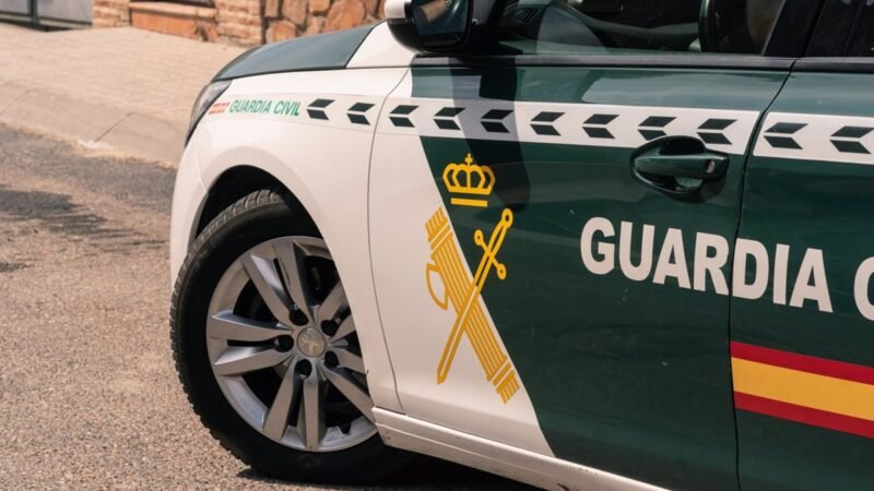 Detienen al alcalde de Zahara por oponerse a la instalación de un toro portátil