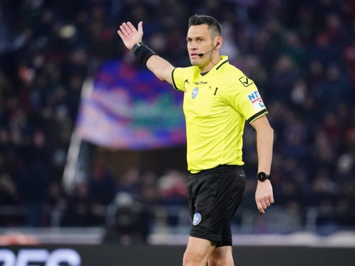 Maurizio Mariani arbitra el Dortmund-Barça en la Liga de Campeones.