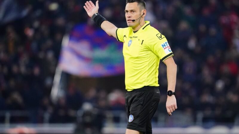 Maurizio Mariani arbitra el Dortmund-Barça en la Liga de Campeones.