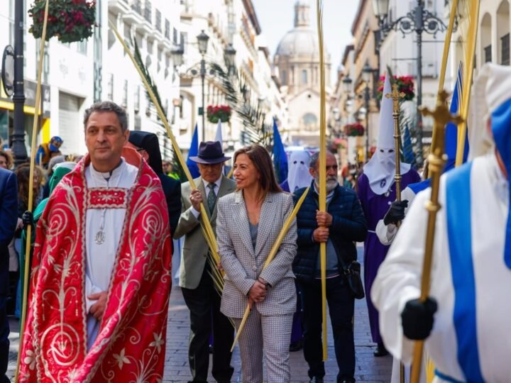 La alcaldesa Natalia Chueca participa en la procesión de Las Palmas de la Hermandad Entrance
