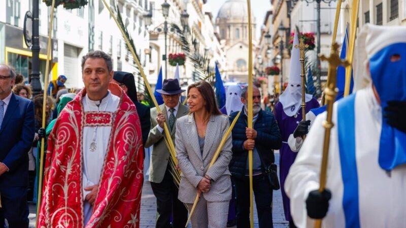 La alcaldesa Natalia Chueca participa en la procesión de Las Palmas de la Hermandad Entrance