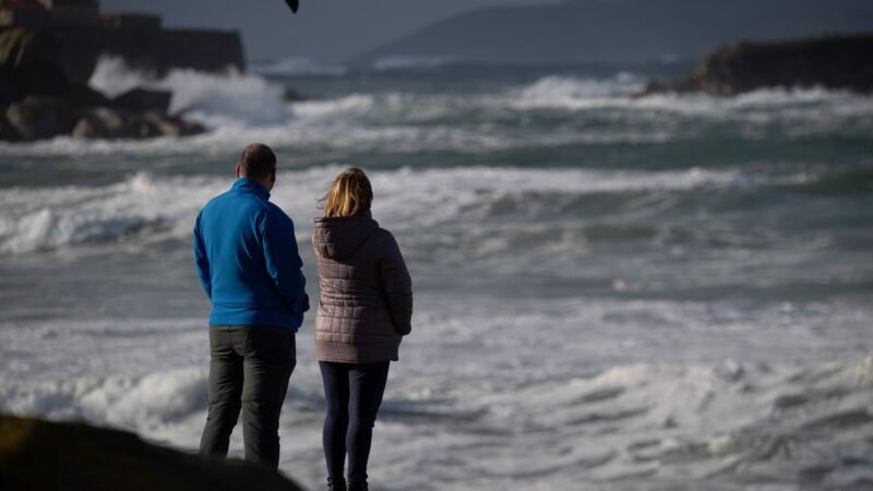 Alerta amarilla en la costa de Galicia por tormenta costera.
