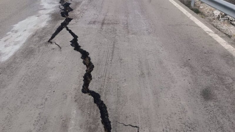 Cierre de carretera en Brihuega por hundimiento