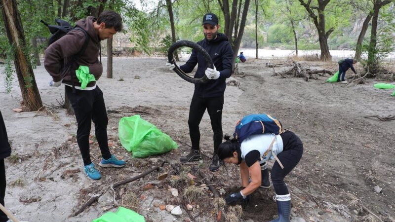 Limpieza de las orillas del río Tajo en Toledo tras la inundación