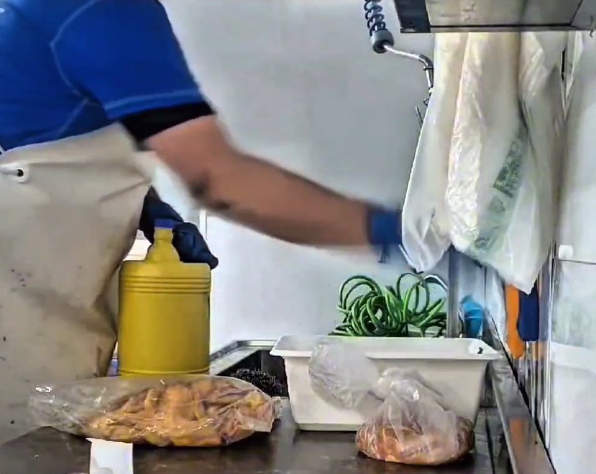 Productos cárnicos inmovilizados por contener lejía.